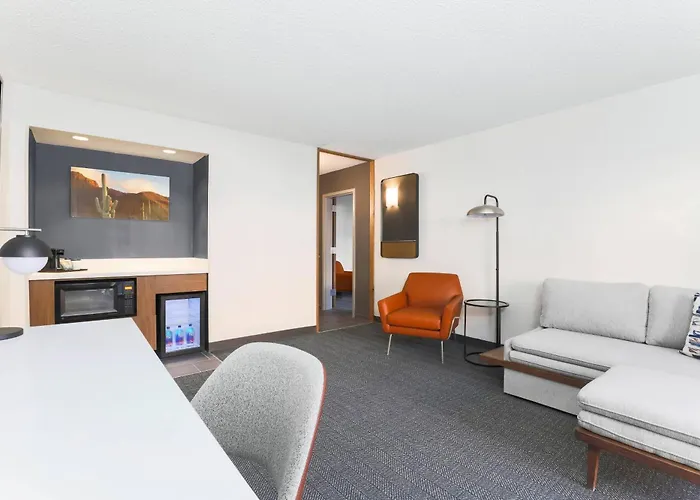 Courtyard Airport 3*