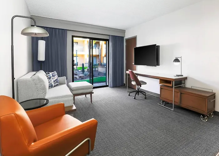 Courtyard Airport Hotel 3*