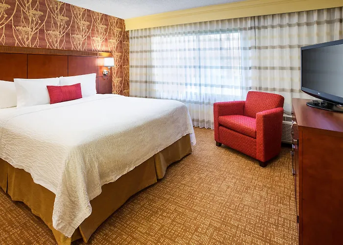 Hotel Courtyard Airport 3*