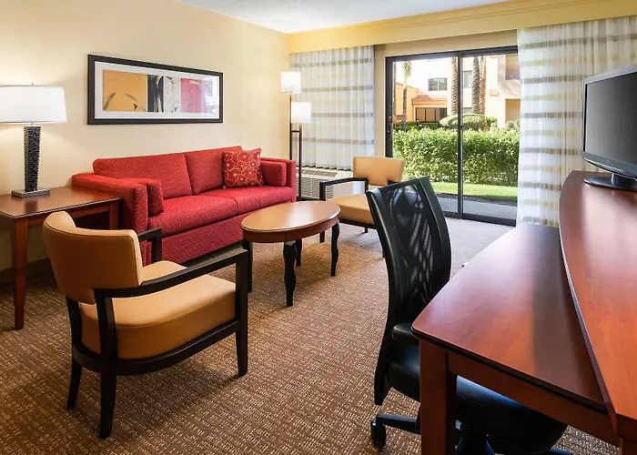 Courtyard Airport 3*