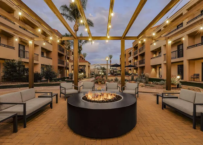 Courtyard Airport 3*