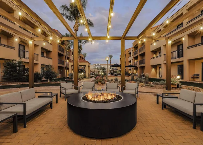 Courtyard Airport Hotel 3*