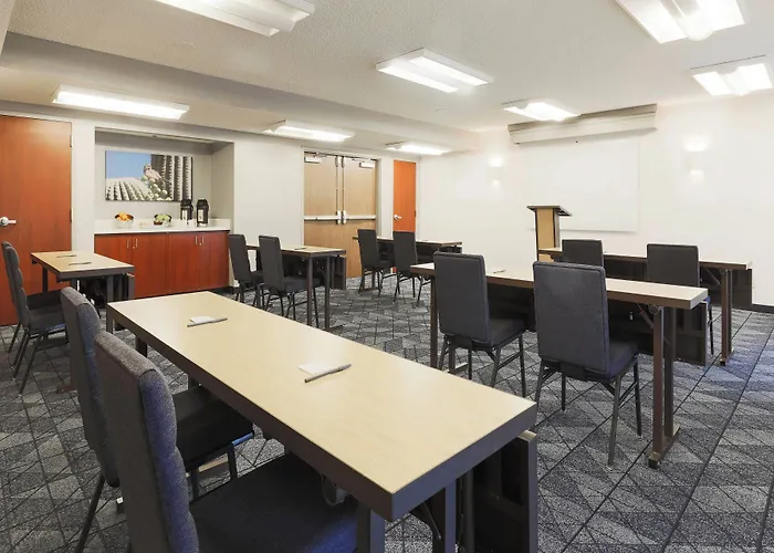 Courtyard Airport Hotel 3*