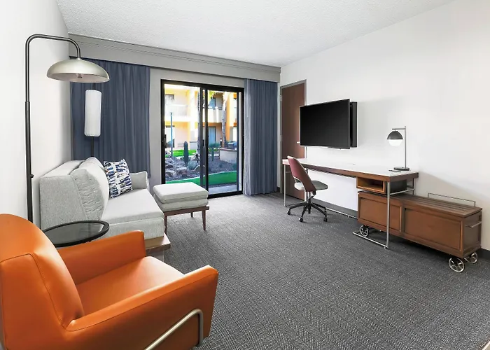 Courtyard Airport Hotel 3*