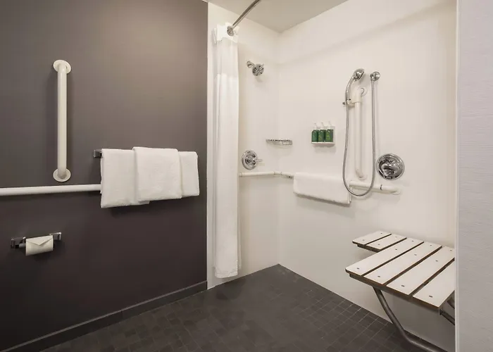 Courtyard Airport 3*