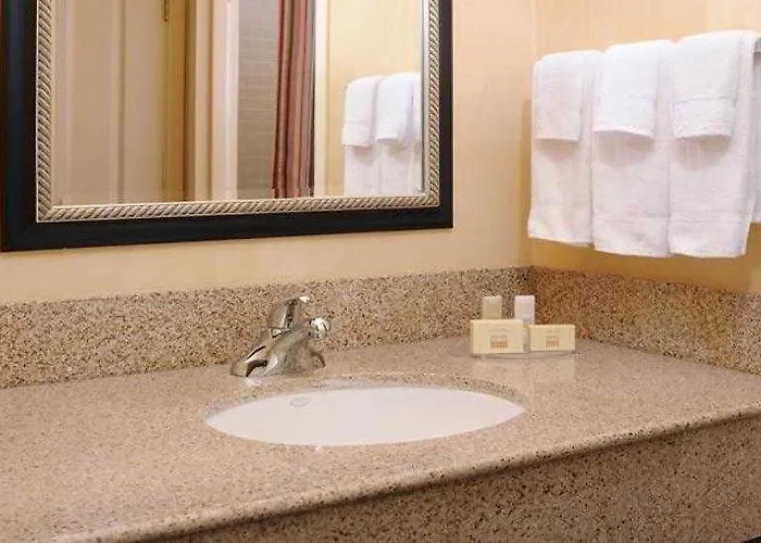Hotel Courtyard Airport 3*